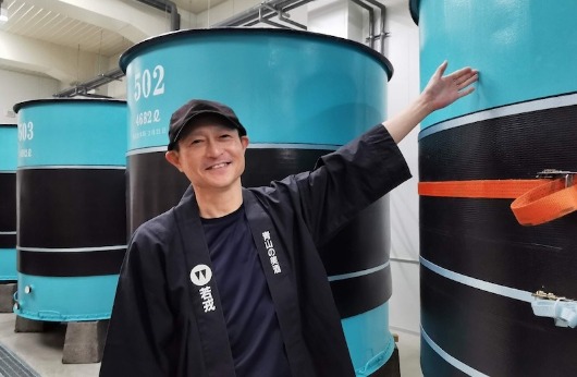 若戎酒造 上田彩煌 信樂燒干支壺 純米酒（馬年限定）瓶身與壺裝示意